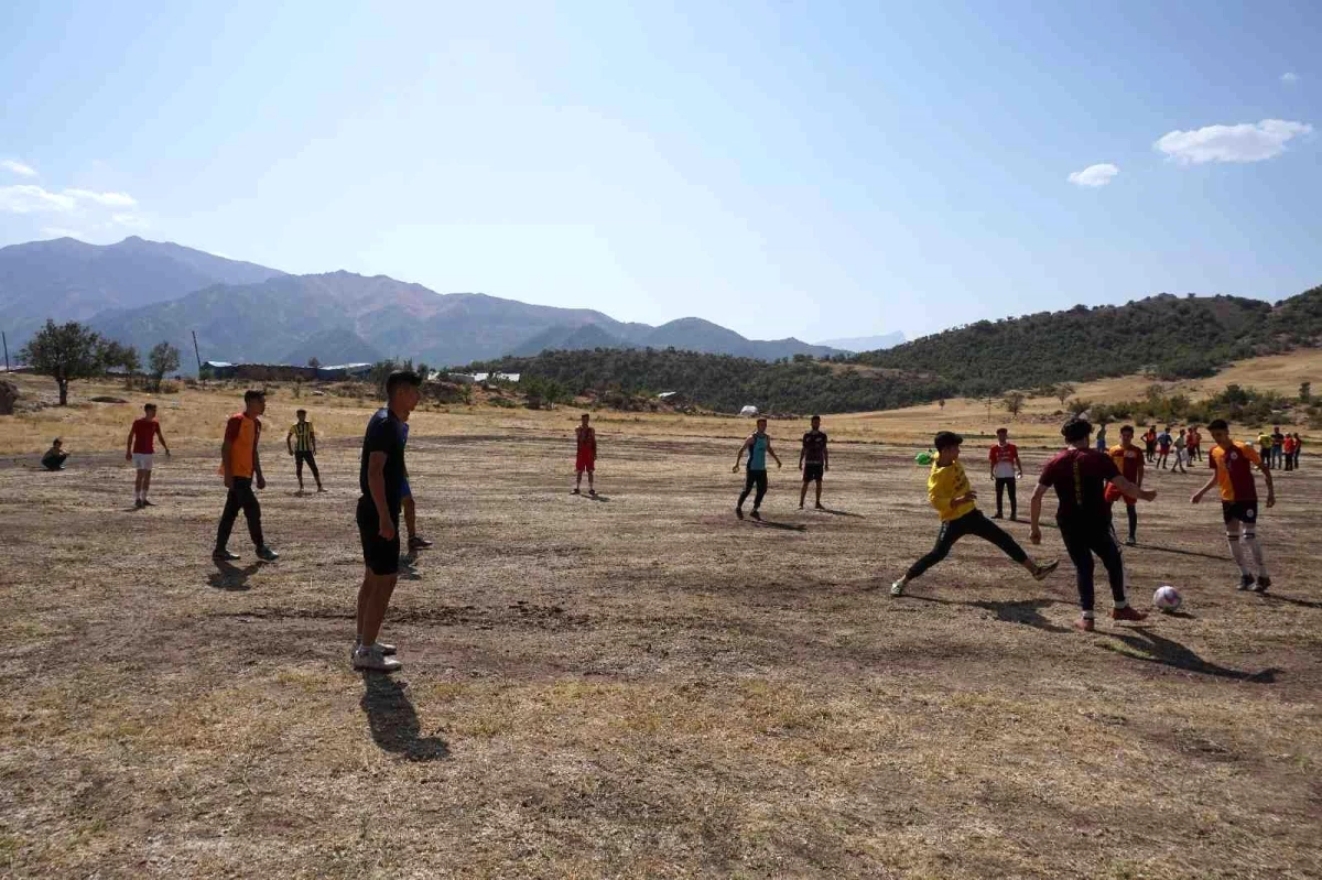 Kato Dağı\'nda onlarca genç futbol aşkı için toprak sahada ter döküyor