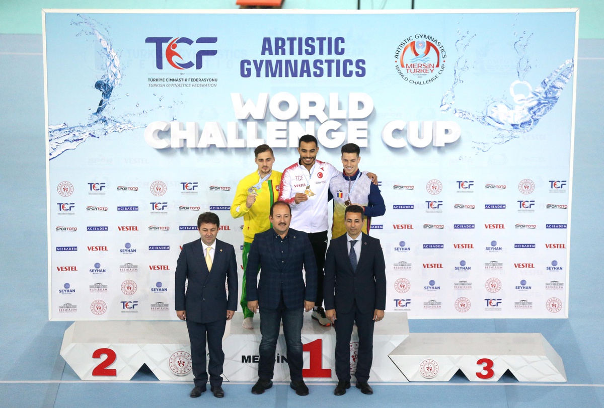 Mersin haberleri! Mersin\'de düzenlenen Artistik Cimnastik Dünya Challenge Kupası\'nda milli sporcu Ferhat Arıcan, paralel bar aletinde altın madalya kazandı.