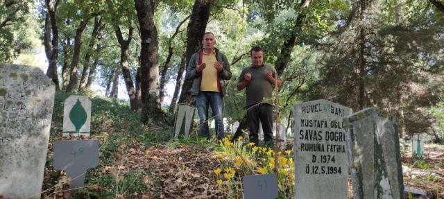 Mezarlık maden sahasında kalınca toprağı kazıp kemikleri tek tek yeni mezarlığa taşıdılar