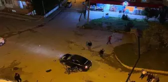 Son Dakika | Otomobile çarpan motosikletteki sürücü ve arkadaşı metrelerce havaya uçtu...Feci kaza kamerada