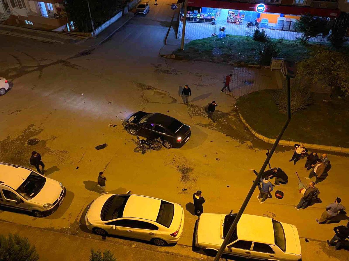 Son Dakika | Otomobile çarpan motosikletteki sürücü ve arkadaşı metrelerce havaya uçtu...Feci kaza kamerada