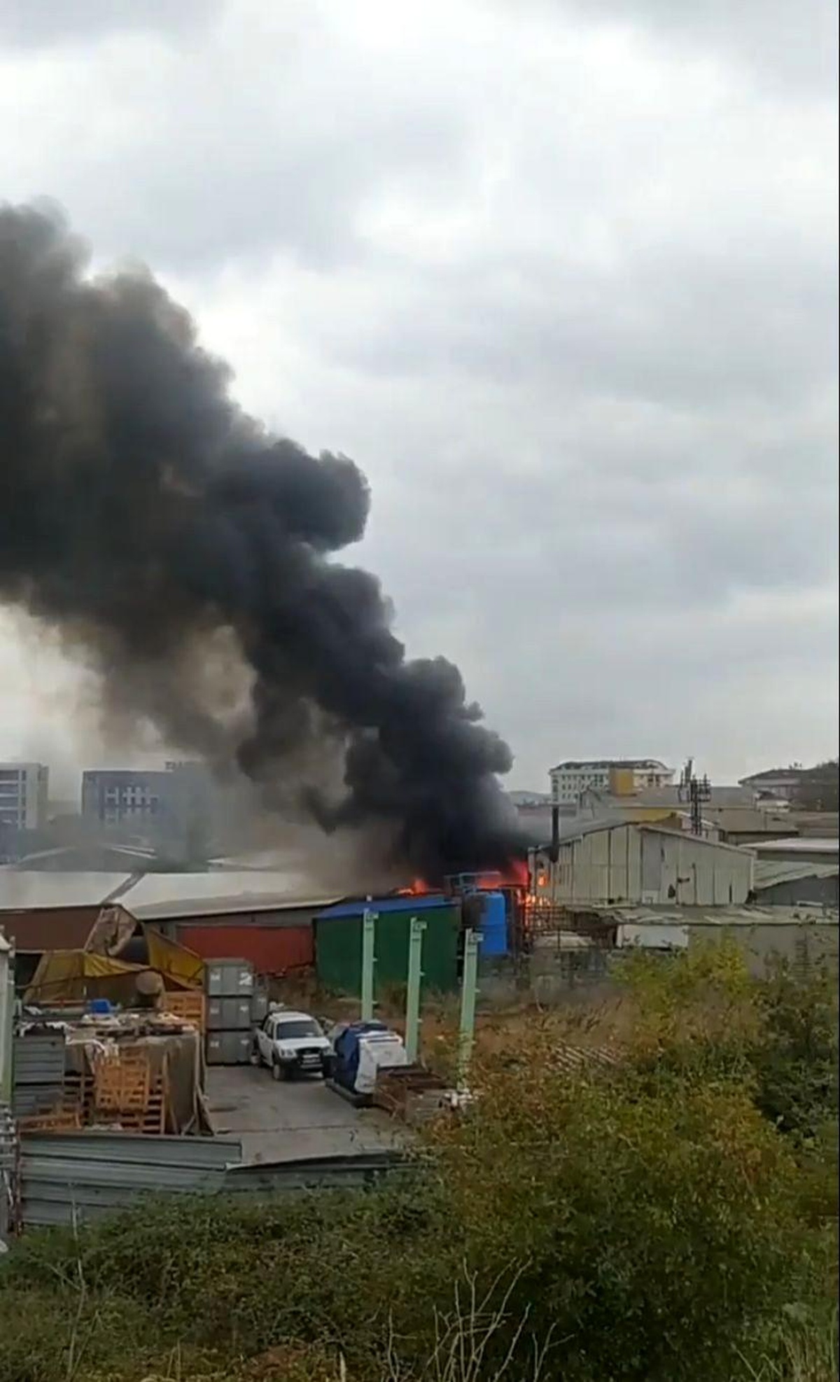 Pendik\'te geri dönüşüm fabrikasında korkutan yangın