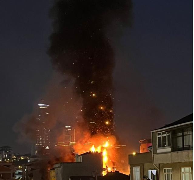 Son Dakika! Kadıköy'deki bir binada patlama oldu, çok sayıda itfaiye ekibi olay yerinde Son Dakika! Kadıköy'deki bir binada patlama oldu, çok sayıda itfaiye ekibi olay yerinde