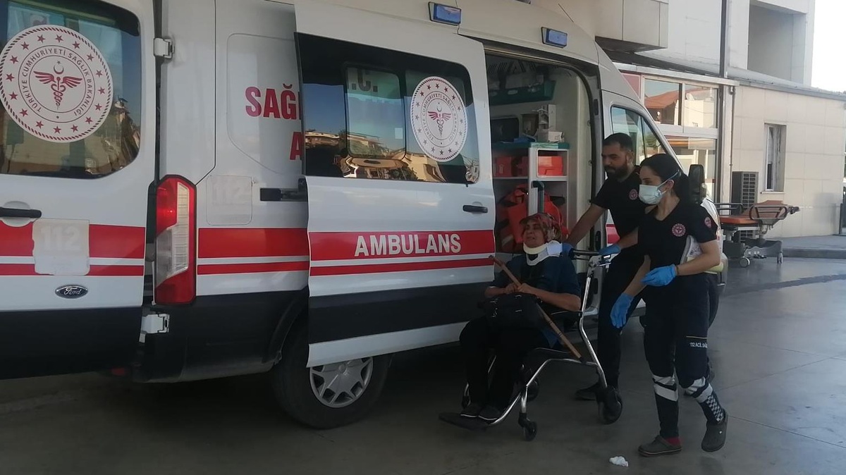 Adana haber! Adana\'da belediye otobüsü ile otomobilin çarpıştığı kazada 3 kişi yaralandı