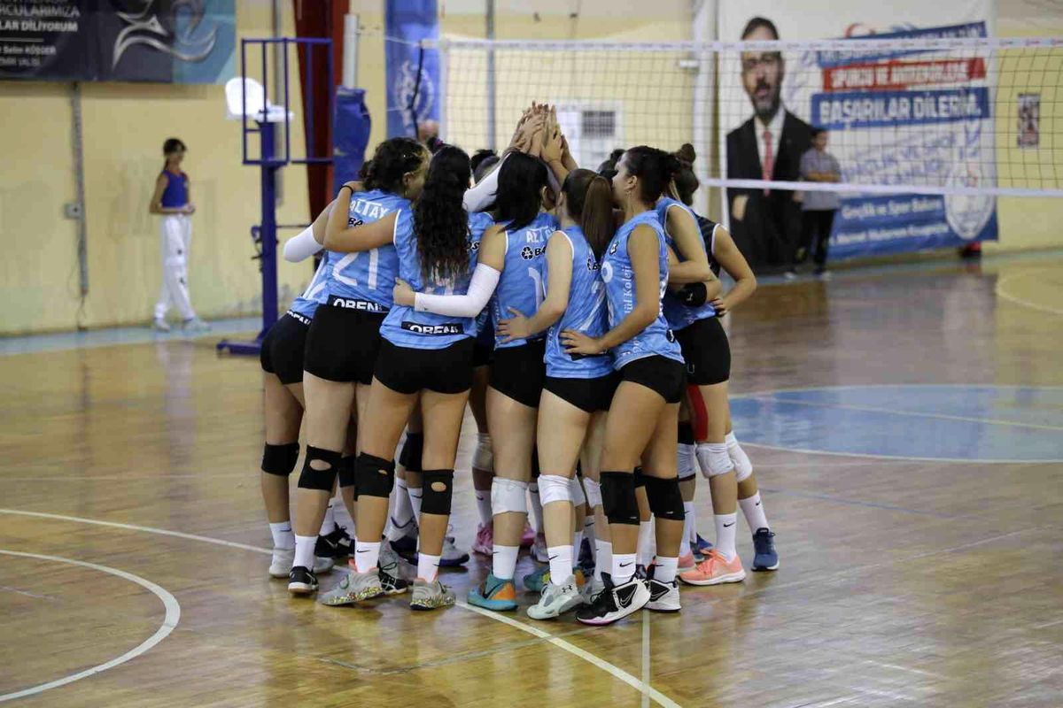 Altay Kulübü Başkanı Ayhan Dündar, kadın voleybol takımını tebrik etti
