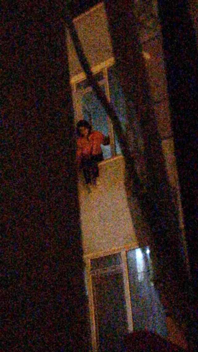 Apartmanın 4'üncü katından atlayan genç kız yaralı kurtuldu Apartmanın 4'üncü katından atlayan genç kız yaralı kurtuldu