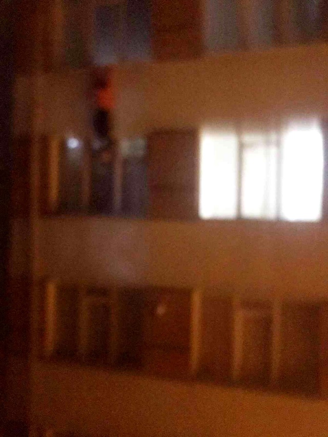 Apartmanın 4'üncü katından atlayan genç kız yaralı kurtuldu Apartmanın 4'üncü katından atlayan genç kız yaralı kurtuldu