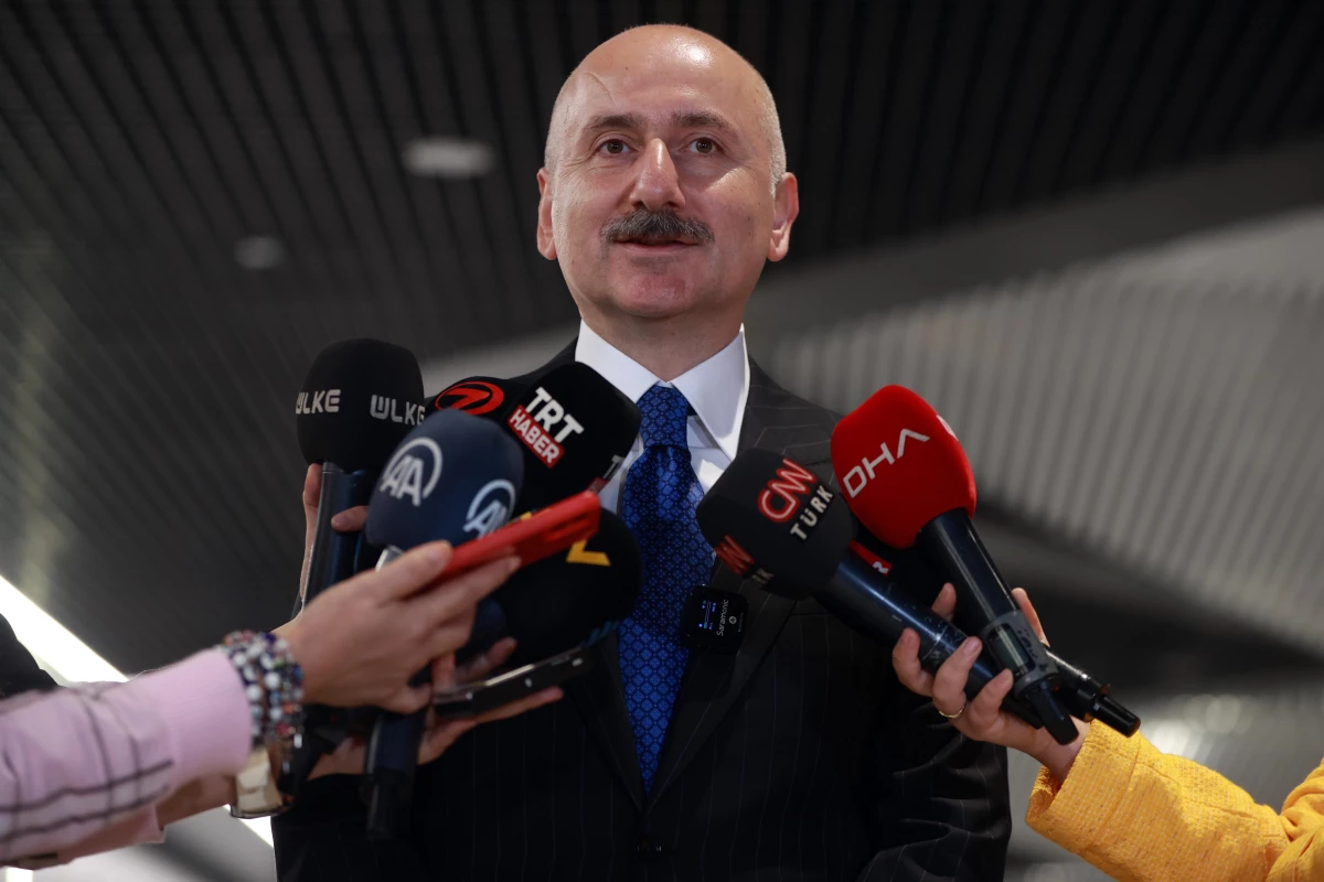 Ankara haberi! Bakan Adil Karaismailoğlu, Ankara\'ya giderken Sabiha Gökçen Havalimanı\'na metroyla geldi (2)