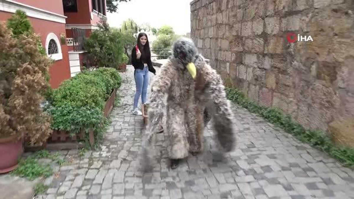 Barış için kartal kostümü giyip tarihi surlarda kanat çırptı