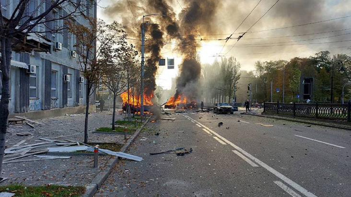Ağır şekilde bombalanan Ukrayna\'nın başkenti Kiev\'de insanlar sığınaklara indi