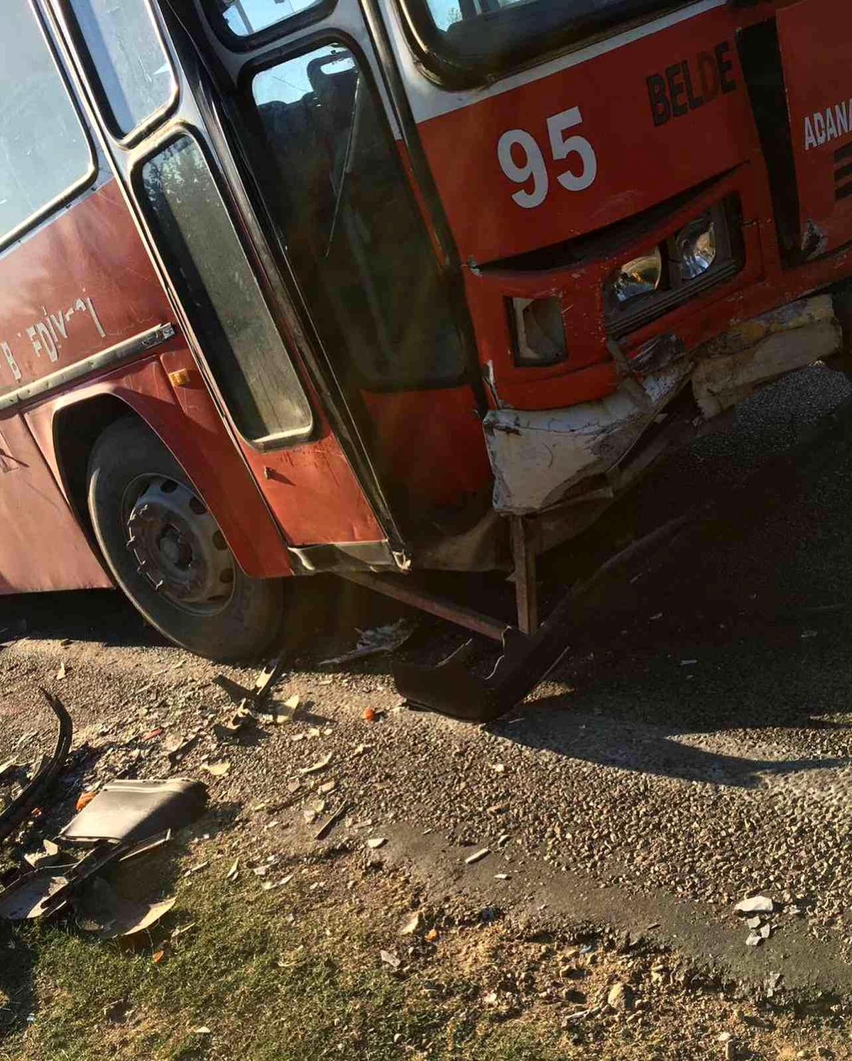 Belediye otobüsü porsuğa çarpmamak için otomobil ile çarpıştı: 3 yaralı