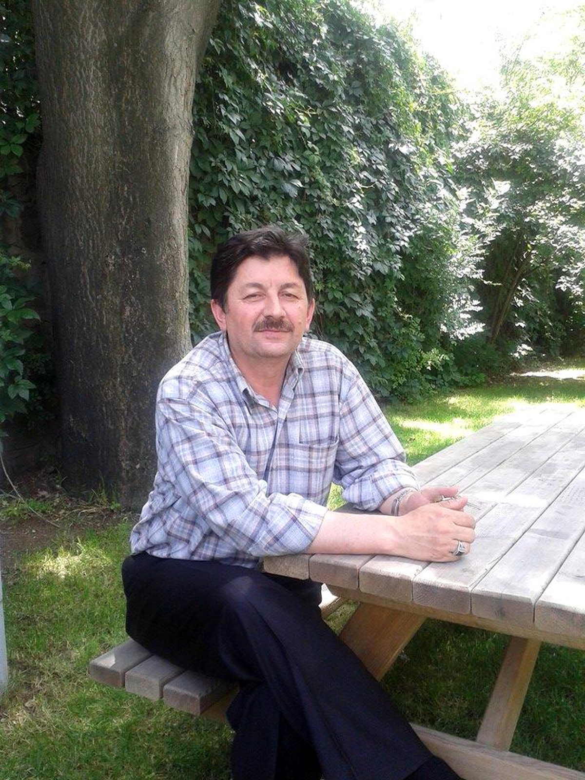 Ceviz toplamak için çıktığı ağaçtan düşerek vefat etti