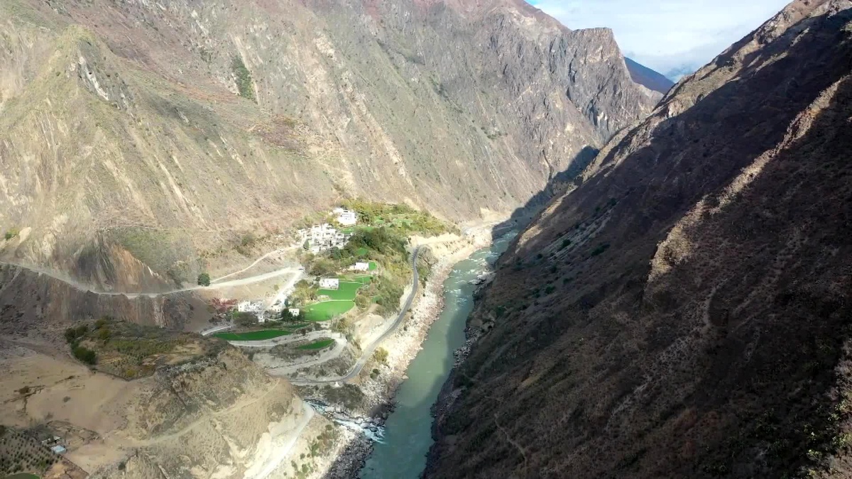 Çin\'in Tibet Bölgesinde Son 10 Yılda Ulaşım Alanında Sıçrama Yaşandı