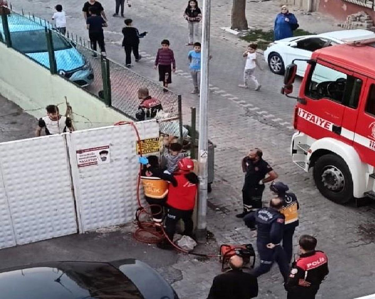 Demir kapıya ayağı sıkışan çocuğu itfaiye ekipleri kurtardı