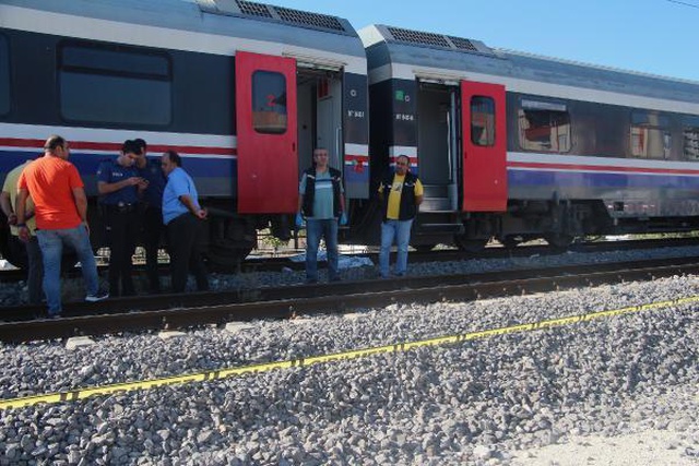 Demir yolunun karşısına geçmek isterken tren çarpmasıyla öldü Demir yolunun karşısına geçmek isterken tren çarpmasıyla öldü