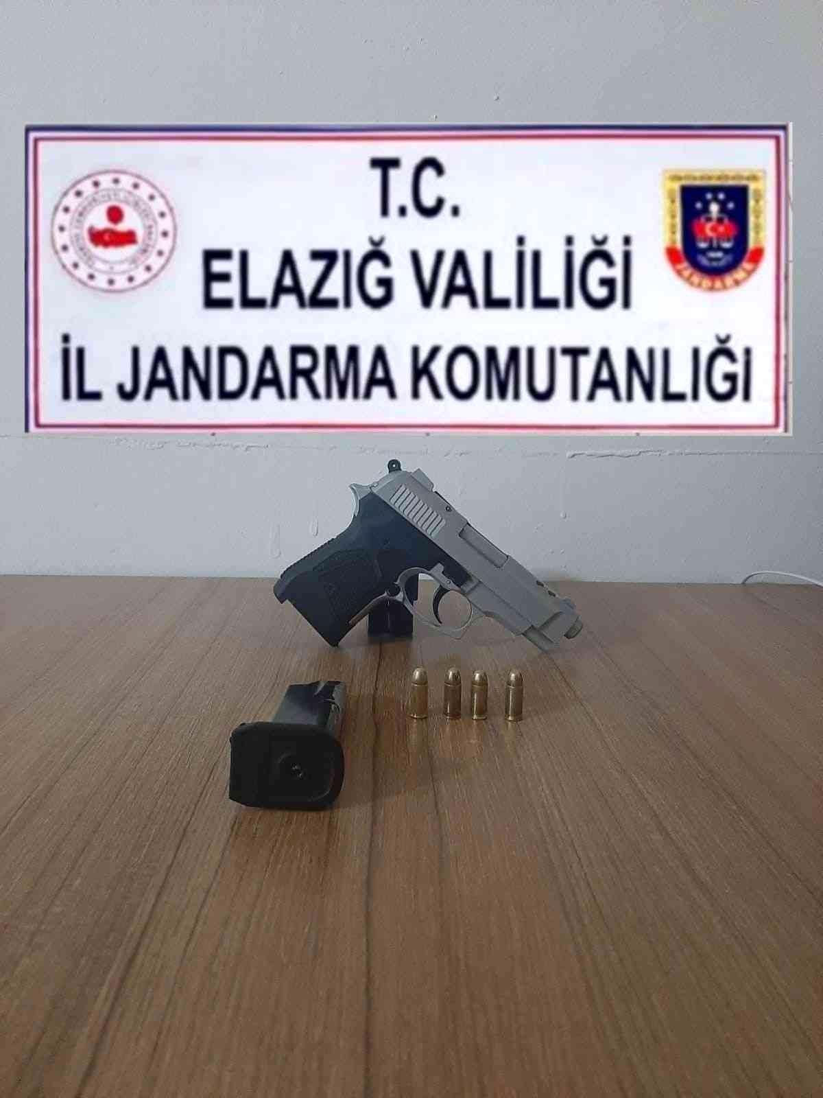 Elazığ gündem: Elazığ\'da ruhsatsız tabanca ile yakalanan kişi hakkında yasal işlem yapıldı