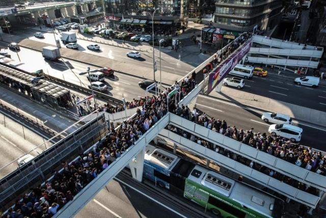 Haftanın ilk gününde metrobüste insan seli!