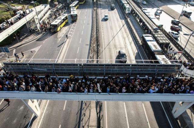 Haftanın ilk gününde metrobüste insan seli!