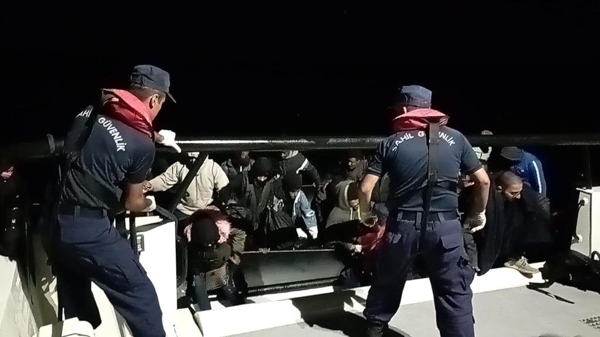 İzmir 3. sayfa haberi | İzmir açıklarında 42 göçmen yakalandı, 14 düzensiz göçmen kurtarıldı