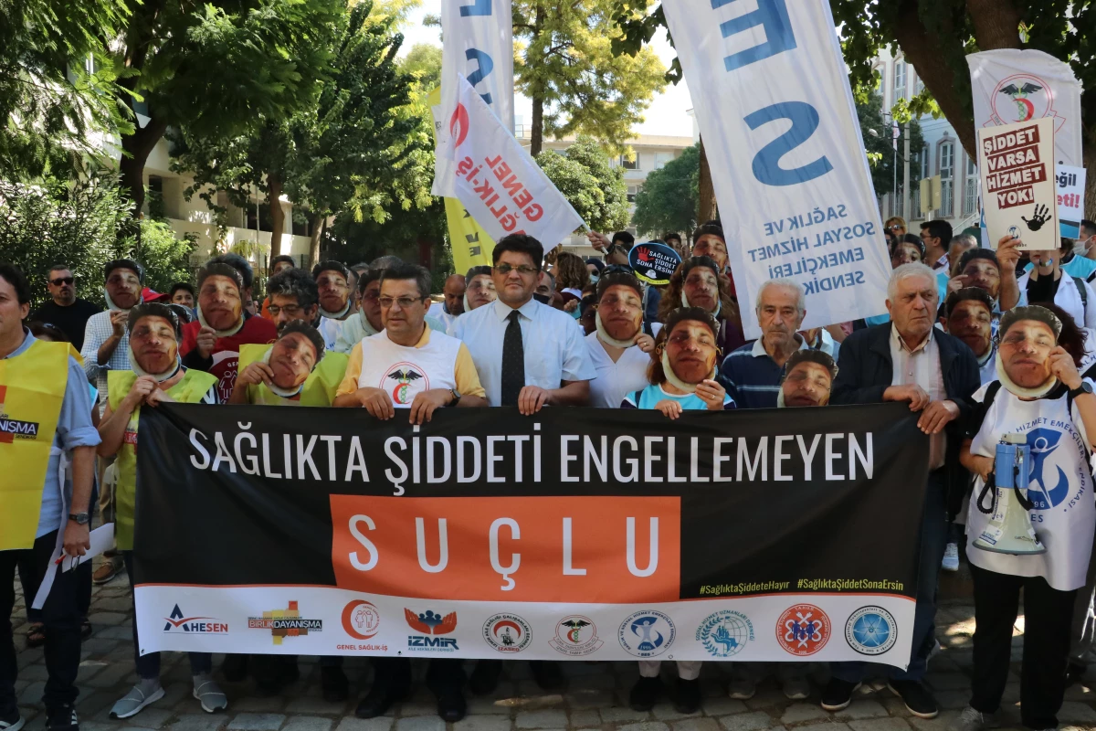 İzmir gündem: İzmir\'de sağlıkçılar aile hekiminin darbedilmesini protesto etti