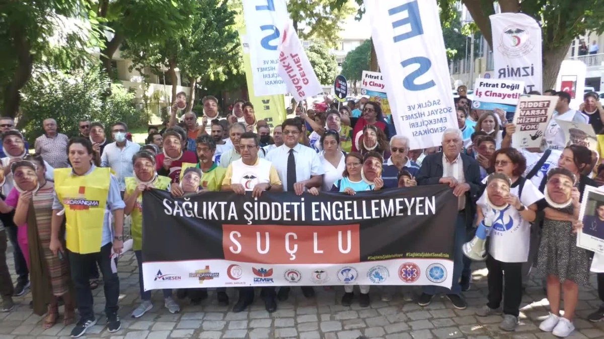 İzmir haberleri... İzmir\'de Sopayla Darp Edilen Doktor Günay İçin Eylem Yapıldı: "Etkili Bir Sağlıkta Şiddet Yasası İstiyoruz"
