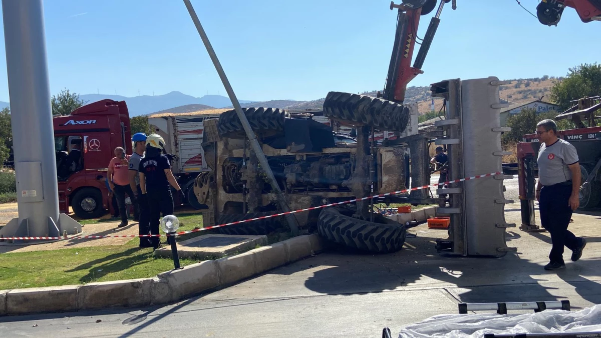 Tırın iş makinesine çarpması sonucu 1 kişi öldü, 1 kişi yaralandı