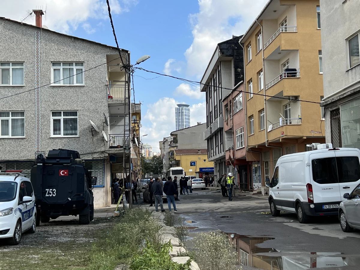 Son dakika haber | Kadıköy\'de bir binada yaşanan patlamaya ilişkin incelemeler sürüyor