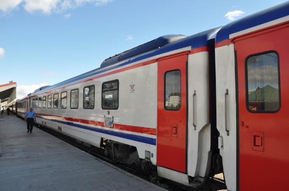 Kars haberleri | Kars\'ta yük treni, demir yoluna düşen kaya parçalarına çarptı