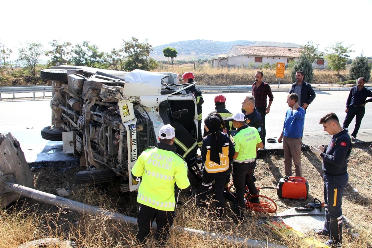 Son dakika haberi | Lastiği patlayan süt kamyoneti yan yattı: 1 yaralı