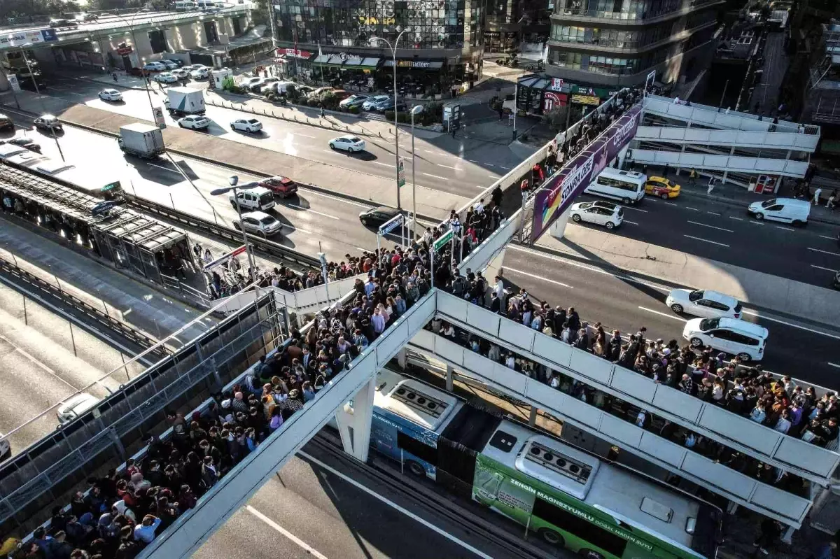 Haftanın ilk gününde metrobüse ulaşım kuyruğu üst geçidi kilitledi