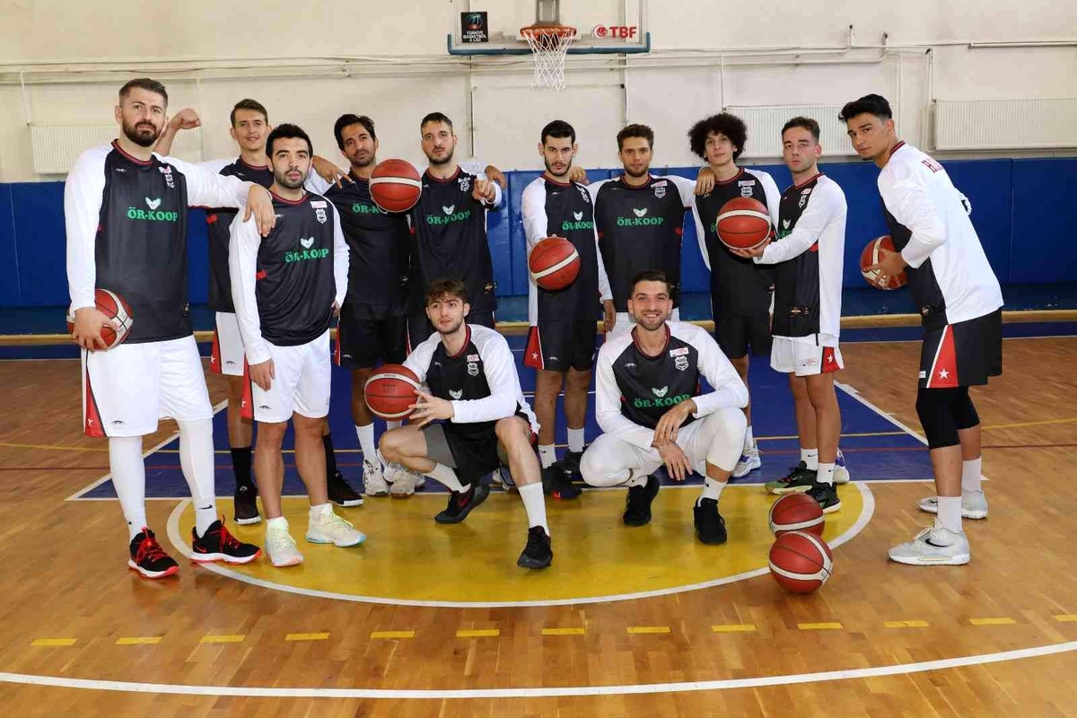 Uşak haberi: Nazilli Belediyespor Basketbol Takımı Uşak\'tan şampiyon olarak döndü