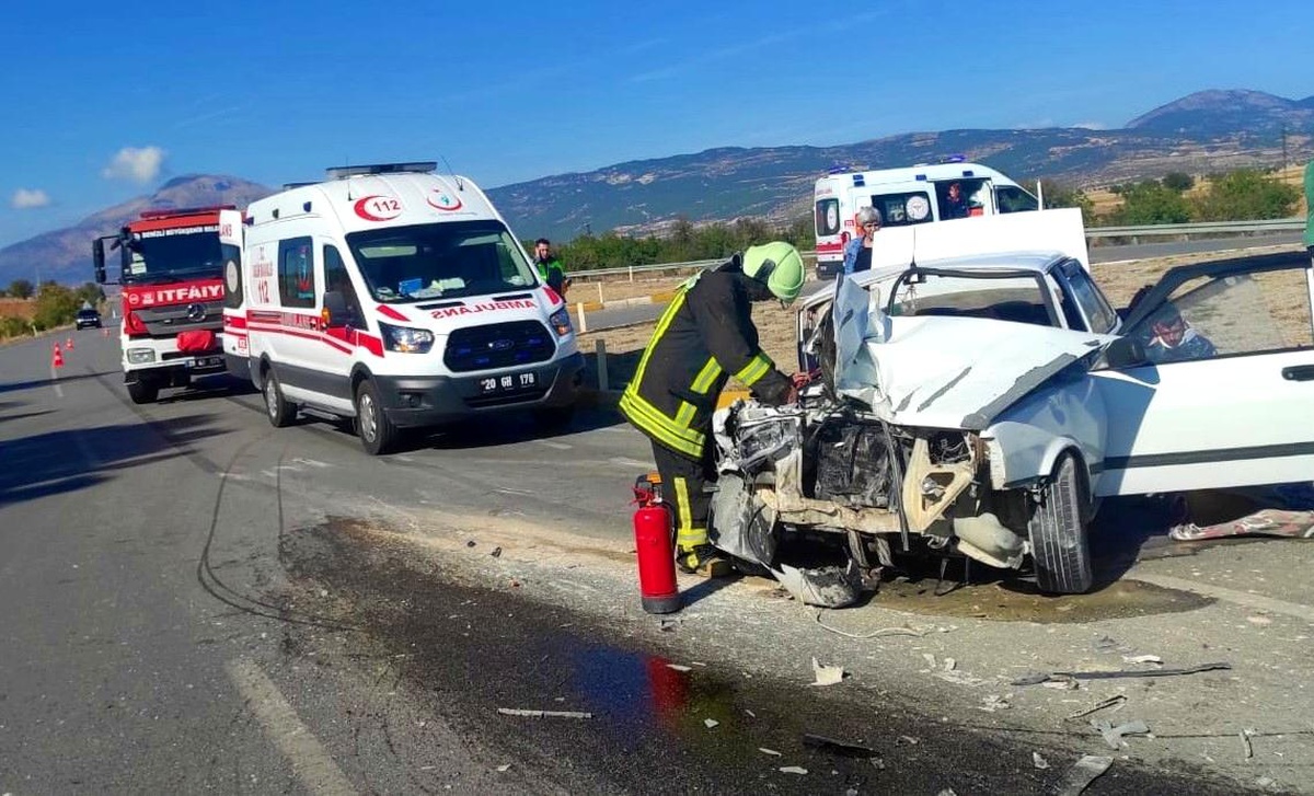 Otomobil ile traktör çarpıştı: 1\'i ağır 5 kişi yaralandı
