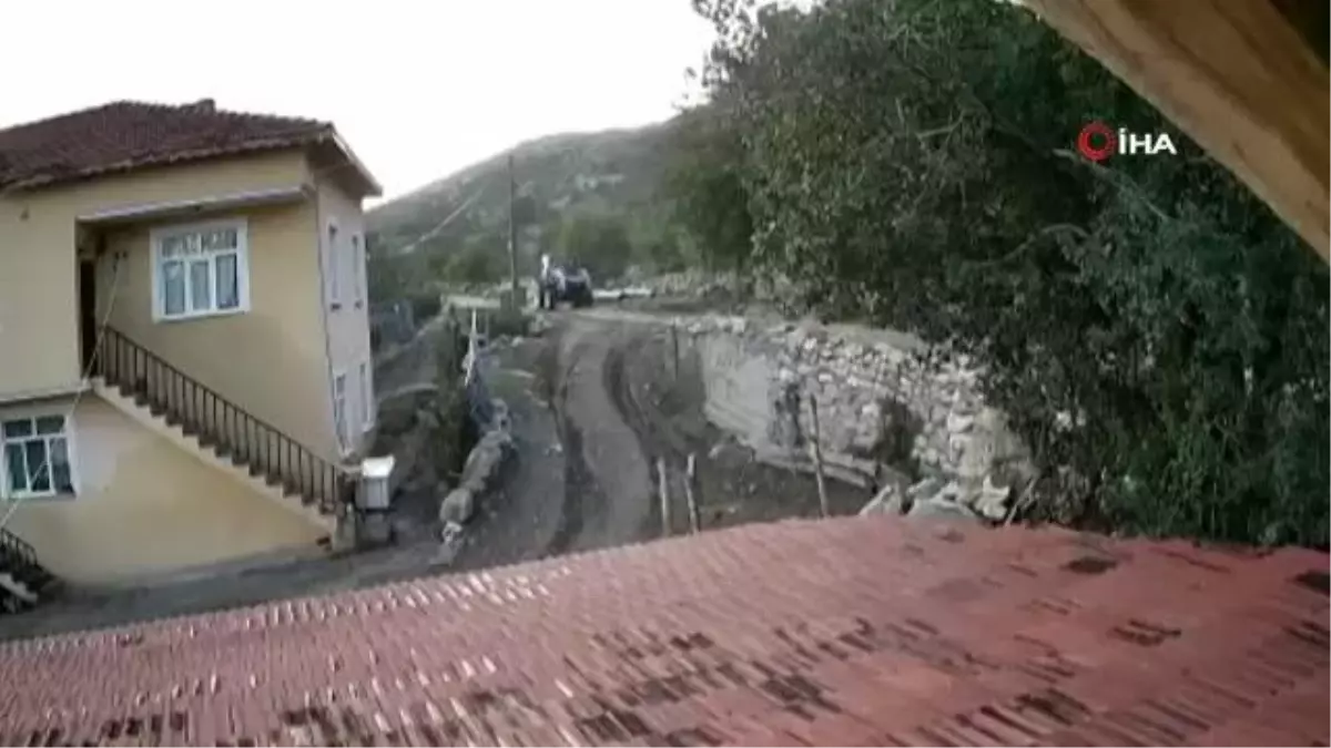 Seyir halindeki traktör duvara çarparak böyle devrildi