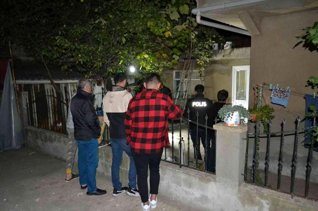 Sigara içmek için çıktığı balkondan 3 kat düşerek hayatını kaybetti Sigara içmek için çıktığı balkondan 3 kat düşerek hayatını kaybetti