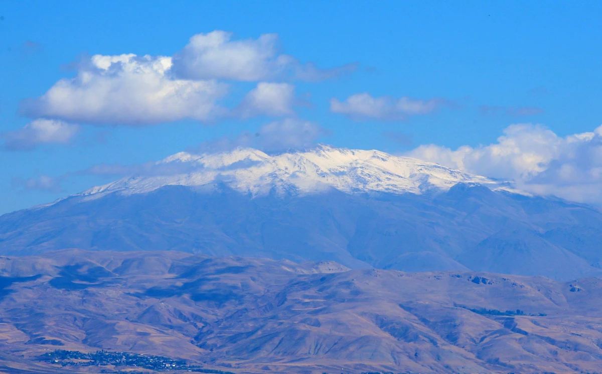 Süphan Dağı\'nın zirvesi karla kaplandı