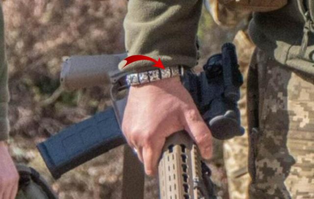 Ukrayna Genelkurmay Başkanı Zaluzni'nin bilekliğindeki nazi gamalı haç sembolü ortalığı karıştırdı Ukrayna Genelkurmay Başkanı Zaluzni'nin bilekliğindeki nazi gamalı haç sembolü ortalığı karıştırdı