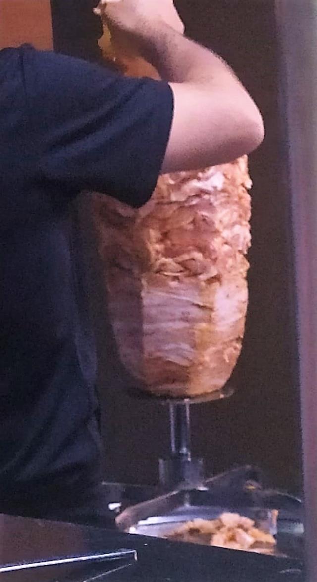 Ünlü döner zincirinin şefi, tarihi geçmiş eti satmadı diye kör edildi Ünlü döner zincirinin şefi, tarihi geçmiş eti satmadı diye kör edildi