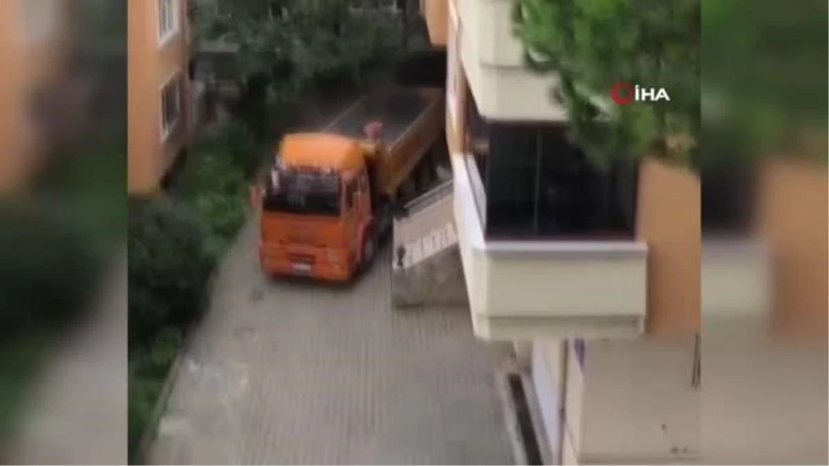 Üsküdar\'da işçiler 3\'üncü kattan kamyona moloz attılar, vatandaşlar tepki gösterdi