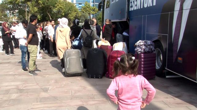 Ülkesine dönen Suriyeliler Türkiye'deki geçim zorluğundan şikayet etti: Her şey çok pahalı, o yüzden gidiyorum