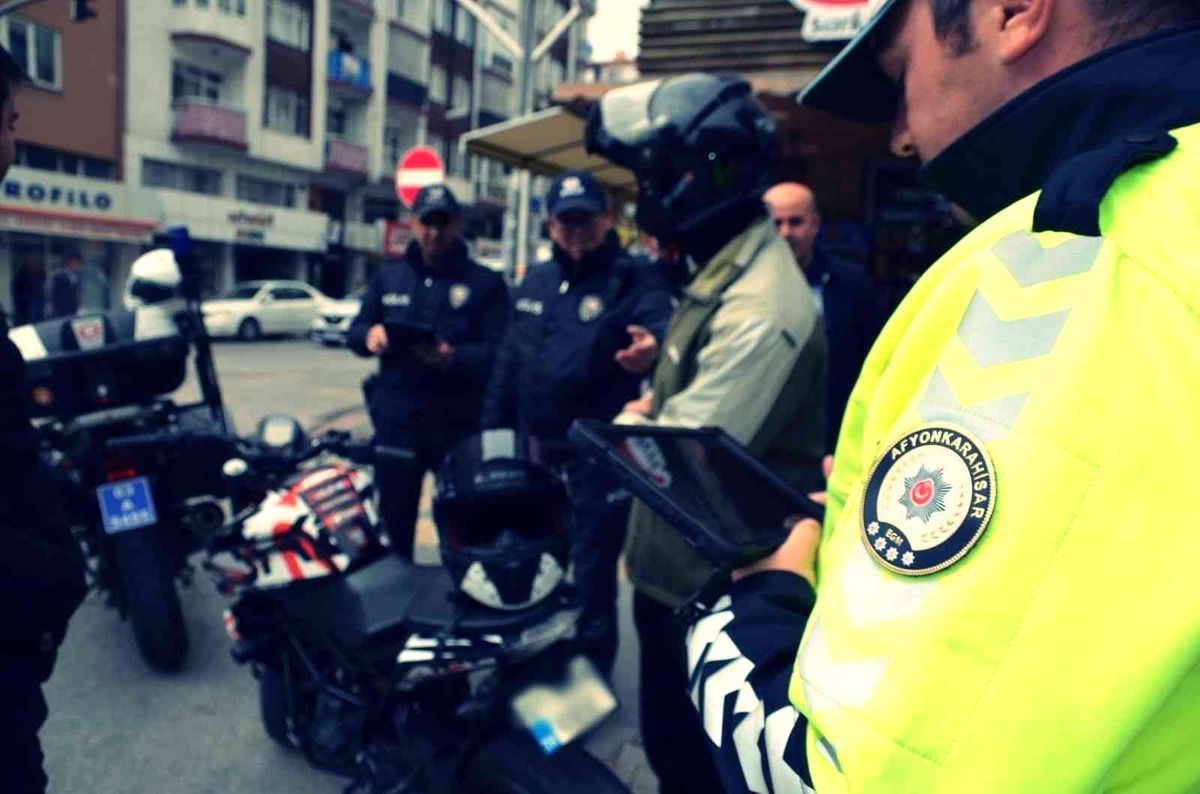 Afyonkarahisar\'da \'Aranan Şahıslar ve Aranan Araçlar Uygulaması\'