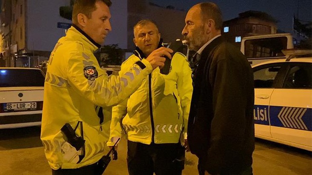 Alkollü yakalanan sürücüyü uyuma numarası kurtarmadı! Ehliyetini 2036 yılında alacak Alkollü yakalanan sürücüyü uyuma numarası kurtarmadı! Ehliyetini 2036 yılında alacak