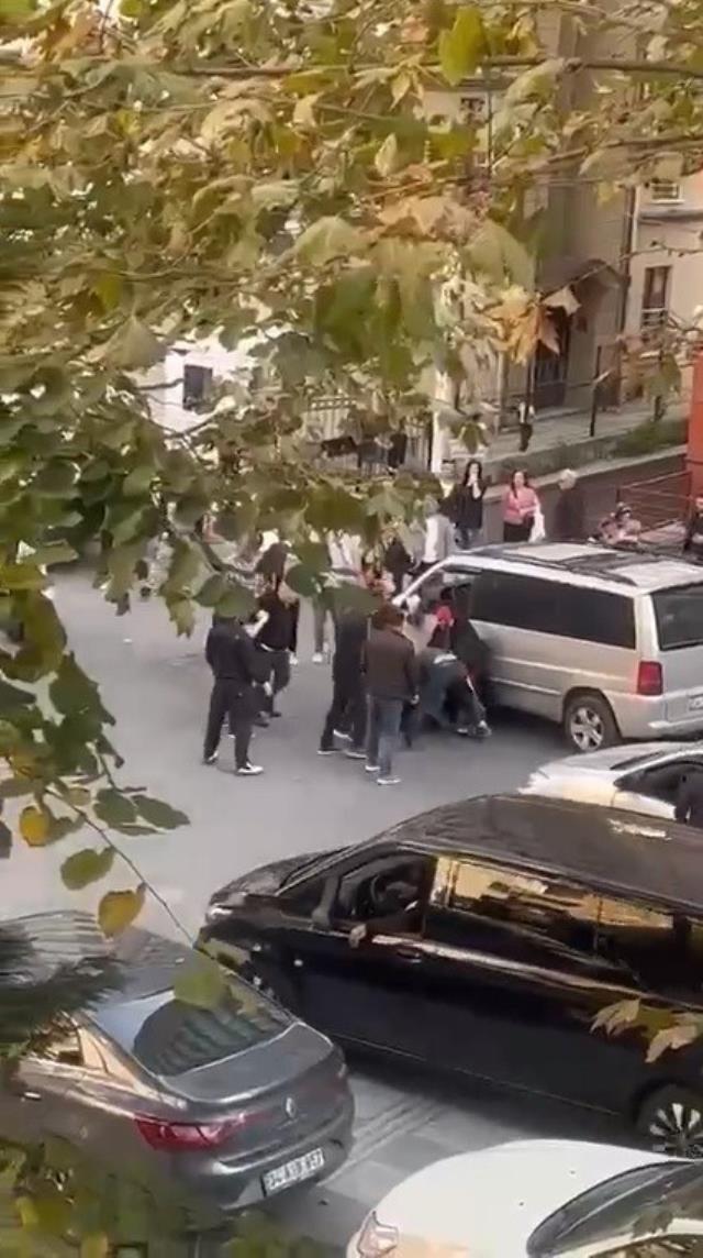 Anne ve kızına çarpıp kaçmaya çalışan sürücüye esnaf dayağı Anne ve kızına çarpıp kaçmaya çalışan sürücüye esnaf dayağı