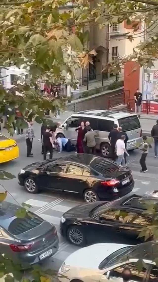 Anne ve kızına çarpıp kaçmaya çalışan sürücüye esnaf dayağı Anne ve kızına çarpıp kaçmaya çalışan sürücüye esnaf dayağı