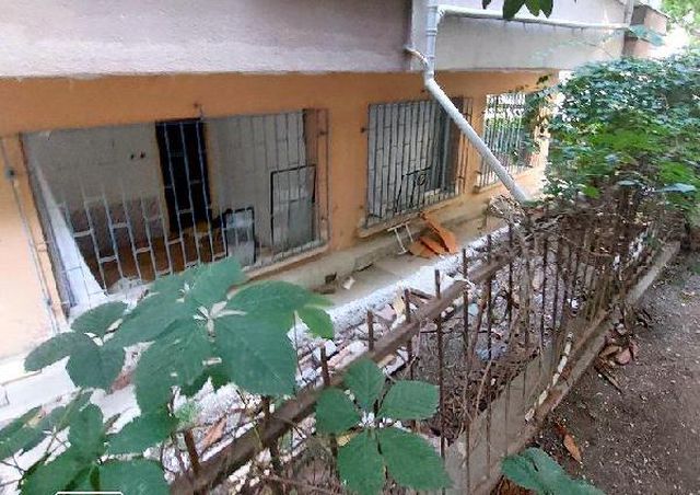 Mirasçılar anlaşamayınca boş kalan ev, evsizlerin barınağı oldu Mirasçılar anlaşamayınca boş kalan ev, evsizlerin barınağı oldu
