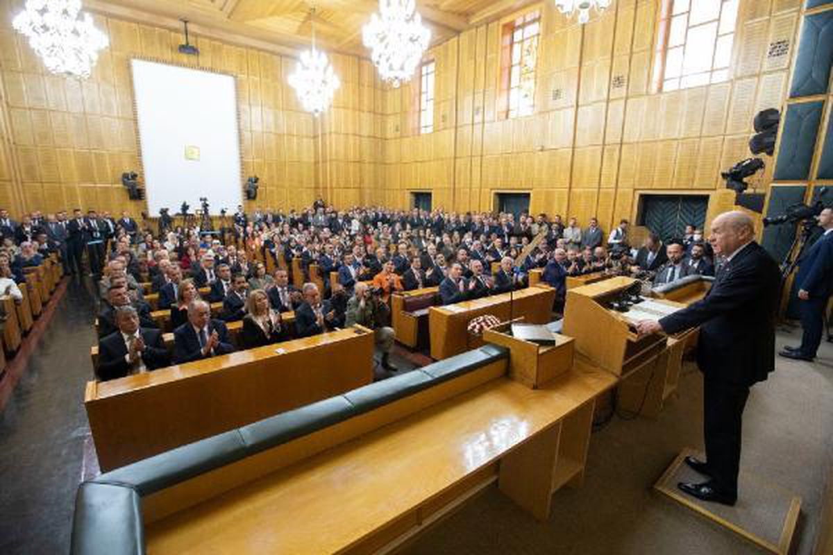 Bahçeli: Başörtüsü meselesini anayasal güvenceye kavuşturmak için elinizi taşın altına koyun