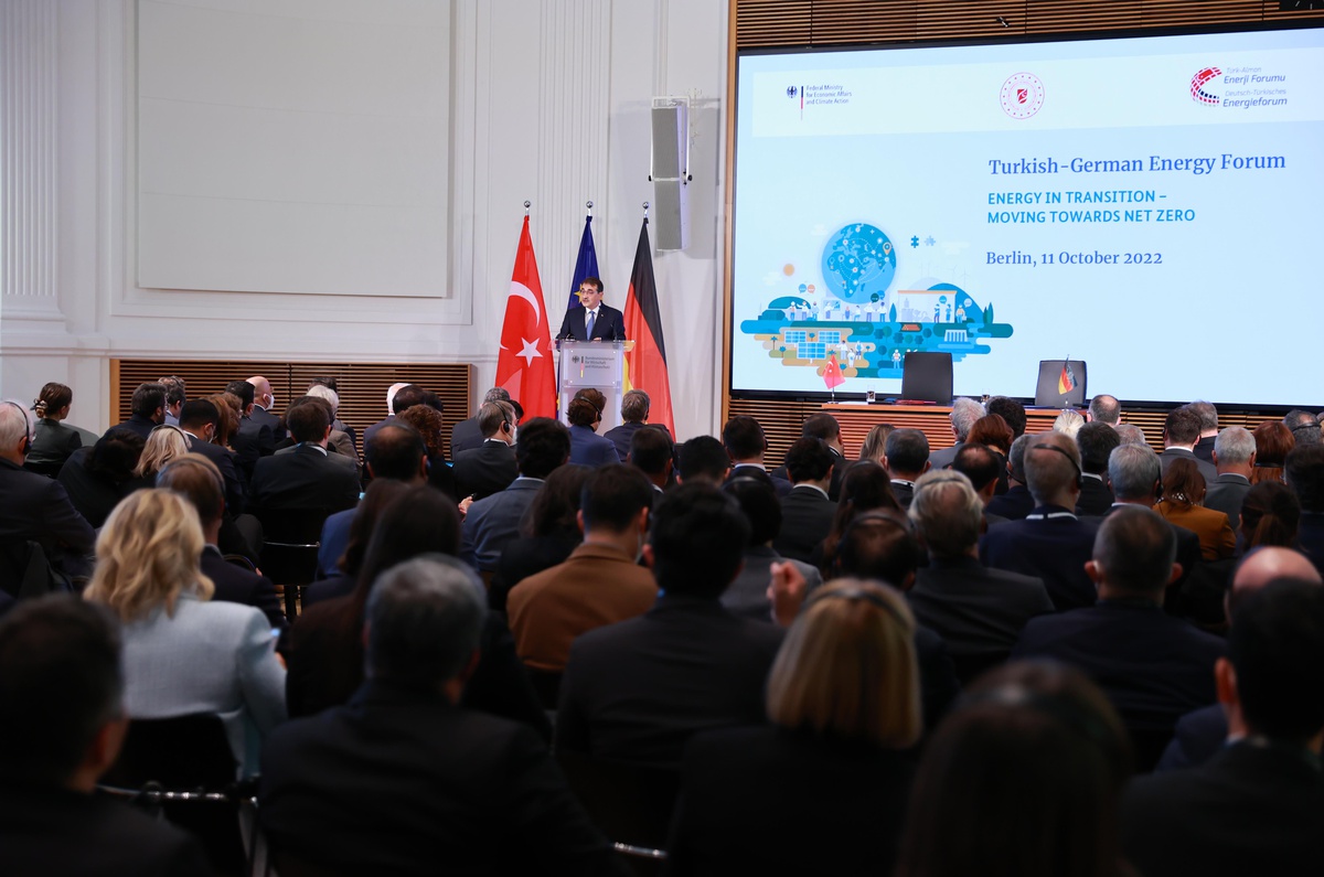 Enerji ve Tabii Kaynaklar Bakanı Dönmez: "Türkiye, komşu ülkelerdeki doğal gazın Batı\'ya ulaştırılmasında, gelecekte de kritik roller üstlenebilir"