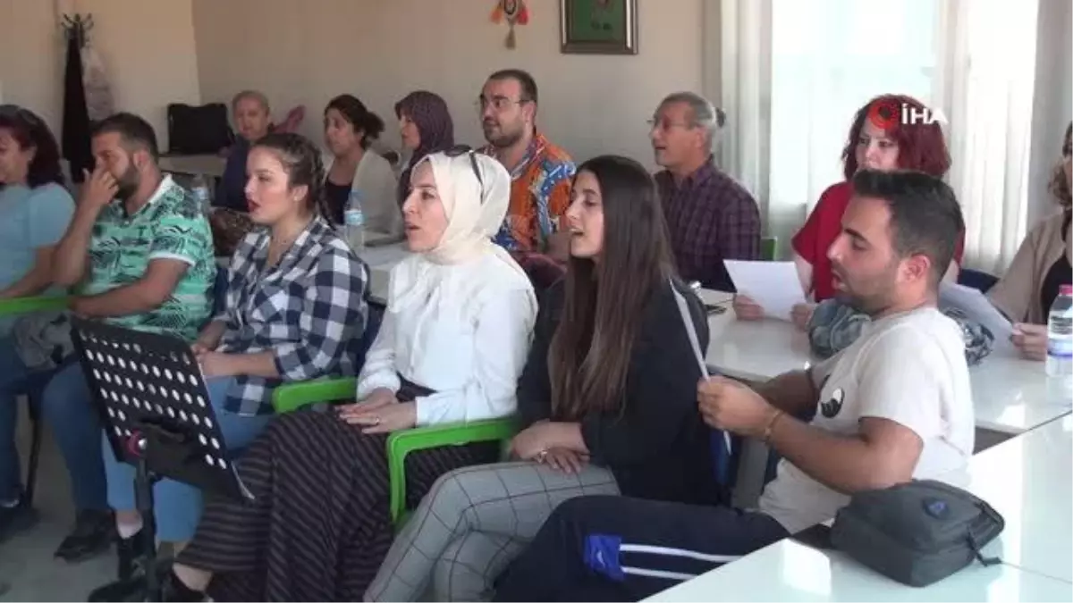 Bu koroda her meslek ve yaş gurubundan kişi yer alıyor