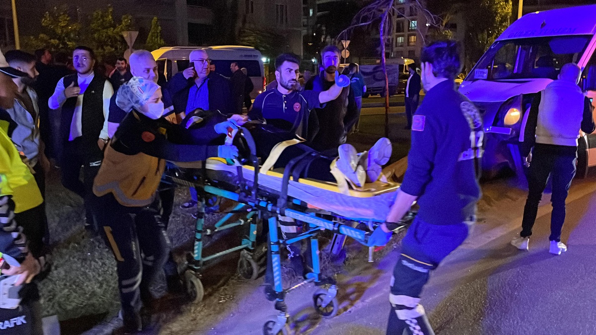 Son dakika gündem: Bursa\'da işçi servisi ile kamyonetin çarpıştığı kazada 4 kişi yaralandı