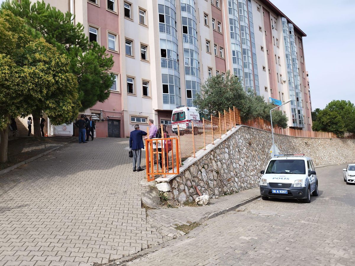 Son dakika gündem: Bursa\'da okulun 4. kat penceresinden düşen öğrenci hayatını kaybetti