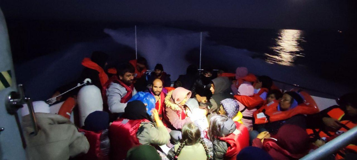Çanakkale haberi! Çanakkale açıklarında botlarının motoru arızalanması nedeniyle sürüklenen 38 düzensiz göçmen kurtarıldı